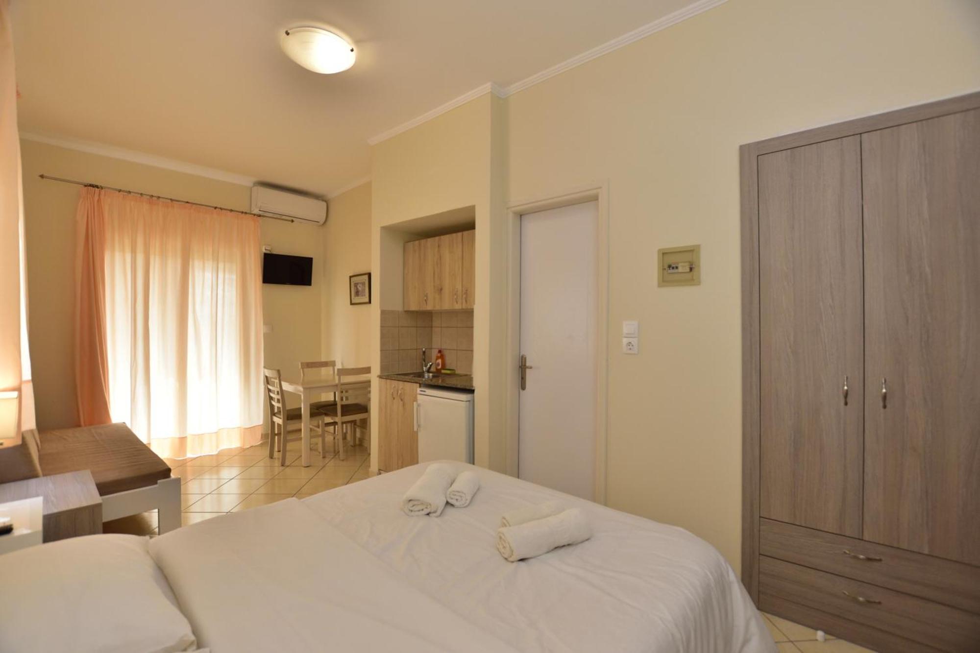 Flisvos Rooms Palaiochora Exterior foto